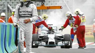 El piloto inglés Lewis Hamilton abandona su monoplaza