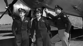 Imagen de 1945, donde aparece parte de la tripulación del Enola Gay. Theodore Van Kirk es el primero por la izquierda.