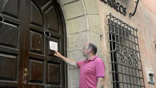 El alcalde, Francisco Martí, ante la puerta de la oficina de Correos, que se cierra a media mañana.