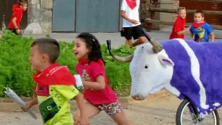 Los niños de Perales de Alfambra corrieron ayer tras los carretones.