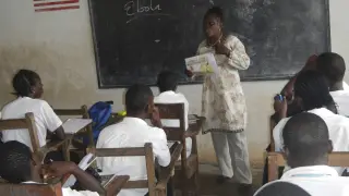 Una profesora habla a sus alumnos sobre el ébola, en Liberia