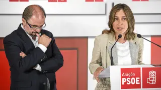 Eva Sáenz compareció ayer, arropada por Javier Lambán, para anunciar su decisión.