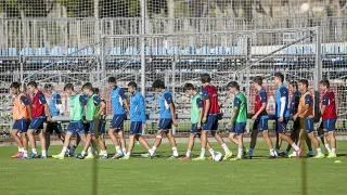 La plantilla del Real Zaragoza, durante un entrenamiento de estos días en la Ciudad Deportiva.