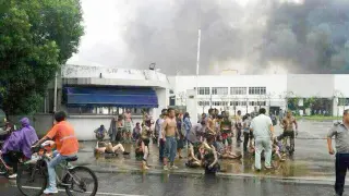 La imagen muestra a algunos heridos tras la explosión de la fábrica china