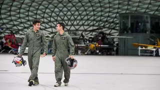 Márquez y Pedrosa se divierten pilotando aviones de combate