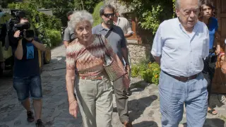 El expresidente catalán Jordi Pujol sale a pasear con su esposa, Marta Ferrusola