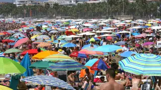 La playa de Salou llena de turistas