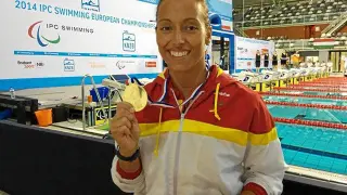 Terera Perales exhibe la medalla de oro lograda en la prueba de 50 metros estilo libre.