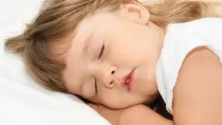Los niños son más sensibles al cambio horario y pueden experimentar trastornos del sueño e irritabilidad los primeros días