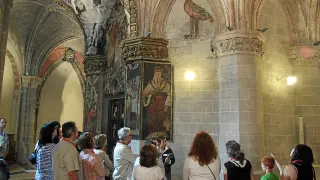 Un grupo de visitantes, en la catedral, durante la visita con los cinco sentidos.