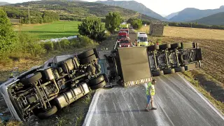 Imagen de archivo de la vía en Arén con un camión accidentado. En el tramo no hay ni arcén.