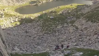 Los agentes (en la pedreguera) recogen el cadáver del montañero fallecido en Vallibierna.