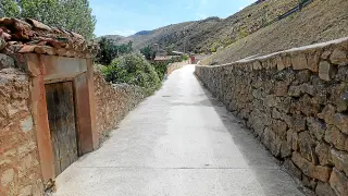Los vehículos que conducían el vecino de Albarracín y su agresor se tropezaron en una calle de unos tres metros de ancho en la que los dos coches no podían cruzarse, una circunstancia que desencadenó una discusión.