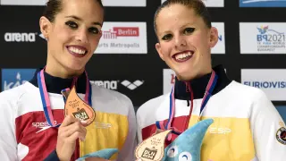 La pareja española posa con su medalla