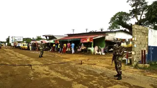 Soldados liberianos custodian una zona en cuarentena