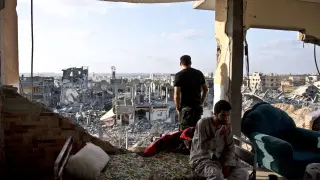Dos palestinos observan la devastación en Gaza