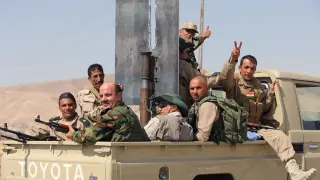 Las fuerzas kurdas iraquíes desplazándose para el combate