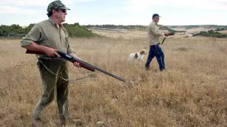 Un par de cazadores durante la media veda, en una imagen de archivo