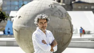Jorge Adiego, delante del globo terráqueo gigante de la plaza del Pilar.