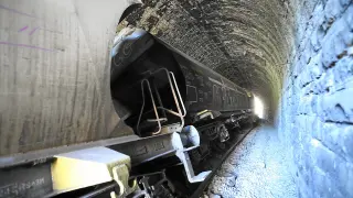 El tren descarrilado en el interior del túnel en sentido Jaca, hacia la boca donde se concentran los trabajos.