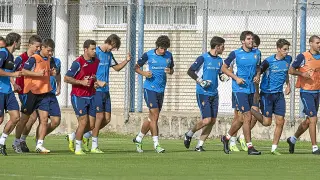 Víctor Muñoz encabeza el grupo durante la carrera continua en el entrenamiento del Real Zaragoza en la Ciudad Deportiva.