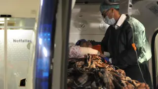 Un cirujano de Gaza se hace cargo de uno de los afectados por los bombardeos de este viernes