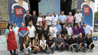 Foto de grupo de los productores y cocineros participantes en la parada benasquesa