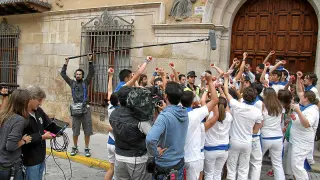 Gaizka Urresti, a la izquierda, supervisa el rodaje de la escena delante de la puerta del Ayuntamiento de Tarazona.