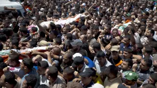 Miles de personas acompañan a los cuerpos de los fallecidos