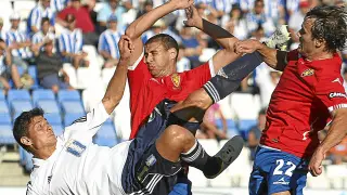 Los zaragocistas Diogo y Adán Pérez, durante el partido de ayer en Huelva.