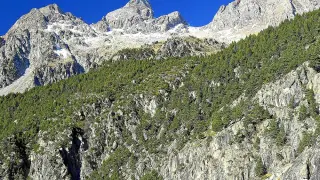 El montañero ha perdido la vida en el Garmo Negro, a la derecha de la imagen