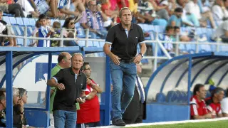 El entrenador del Real Zaragoza, Víctor Muñoz, observa la evolución del partido contra el Recre.
