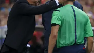 Simeone le propinó varios golpes al cuatro árbitro durante la vuelta de la Supercopa de España en el Calderón