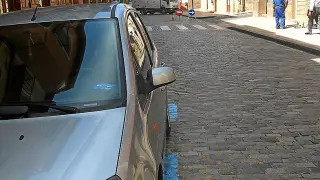 En la imagen, un vehículo estacionado en la calle Mayor de Daroca, ayer. Al fondo, las señales que indican el desvío de vehículos por la calle de Juan de la Huerta.