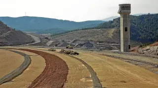 La construcción del embalse de Mularroya se detuvo en marzo del año pasado. Desde entonces las máquinas permanecen paradas.