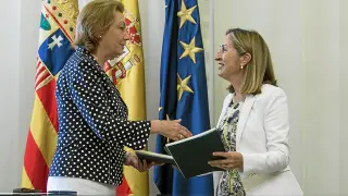 Ana Pastor (derecha) junto a la presidente aragonesa Luisa Fernanda Rudi