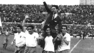 Luis Belló, en su etapa como entrenador, sale a hombros de La Romareda.