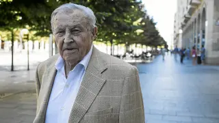 José Peris Lacasa, ayer, día de su 90 cumpleaños, en el paseo de la Independencia de Zaragoza.