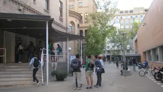 Alumnos en la entrada de la Facultad de Económicas