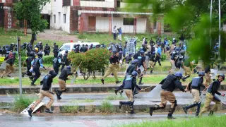 La policía pakistaní se lanza contra los opositores
