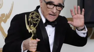 El director estadounidense Martin Scorsese sostiene su premio Emmy a mejor director.