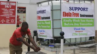 Un cartel con medidas de protección contra el ébola en Nigeria