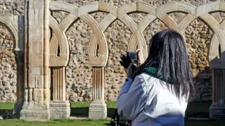 Una turista en los arcos de San Juan de Duero