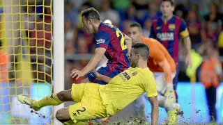 Sandro aprovecha un centro de Leo Messi para anotar el único gol del partido, ayer en Villarreal.