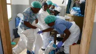 Varios sanitarios en un hospital de Monrovia