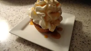 Muffin de plátano con nata y caramelo