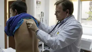 Un médico examinando a un paciente en el centro de Atención Primaria de La Milagrosa