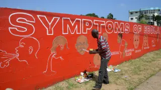 Un artista callejero pinta un mural educativo para informar sobre los síntomas del virus del ébola en las calles de Monrovia.