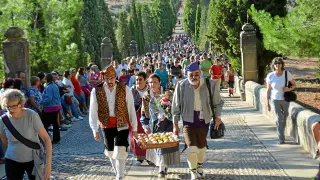Decenas de alcañizanos subieron a Pueyos en procesión.