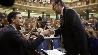 Rajoy y Sánchez se saludan en el Congreso